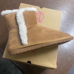 Women’s Polly fuzzy winter  ankle booties size 8